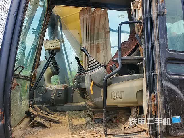  حفار كاتربيلر 323DL موديل 2013، أنوي - مدينة خفي، 18,960 دولار