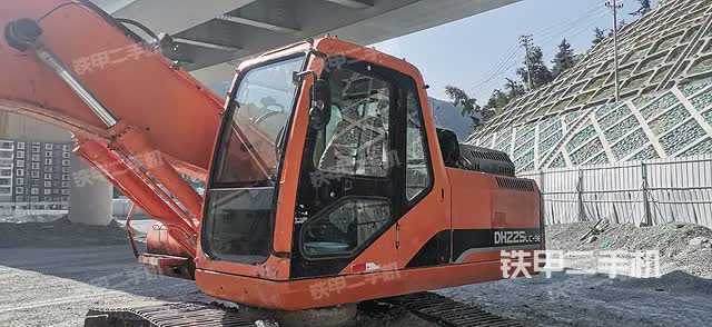 حفارة دوسان DH215-9E 2011 مقاطعة سيتشوان-غانزي التبتية $16,573