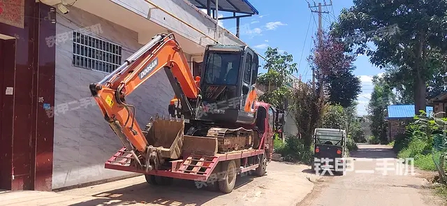 2017 حفارة دوسان DX55-9C، هونان-مدينة بينغدينغشان، 9,550 دولار
