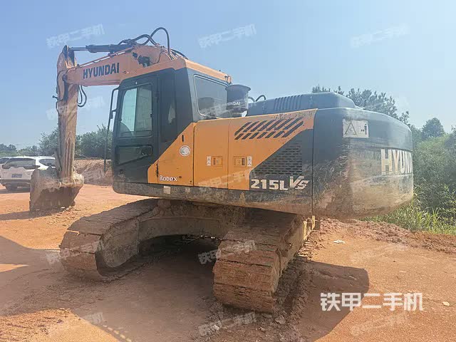 حفار هيونداي R215VS 2018 جيانغشي - مدينة جيوجيانغ 23,314 دولار